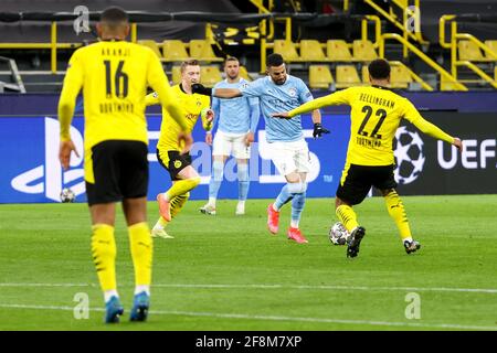 DORTMUND, ALLEMAGNE - AVRIL 14 : Riyad Mahrez de Manchester City et Jude Bellingham de Borussia Dortmund lors de la finale du quart de la Ligue des champions de l'UEFA Banque D'Images
