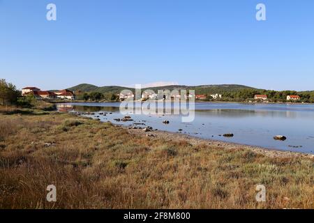 Lac salé avec réflexions le matin en Croatie Banque D'Images