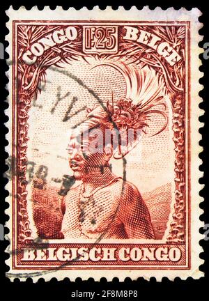 MOSCOU, RUSSIE - 4 OCTOBRE 2019 : timbre-poste imprimé en Belgique au Congo montre le chef de Mangbeu, peuples et vues de la série Congo, vers 1931 Banque D'Images