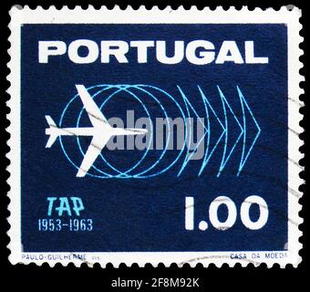MOSCOU, RUSSIE - 4 OCTOBRE 2019 : timbre-poste imprimé au Portugal montre Jet plane, TAP, série du 10e anniversaire, vers 1963 Banque D'Images