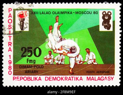 MOSCOU, RUSSIE - 4 OCTOBRE 2019 : timbre-poste imprimé à Madagascar montre Judo, série des Jeux Olympiques, vers 1980 Banque D'Images