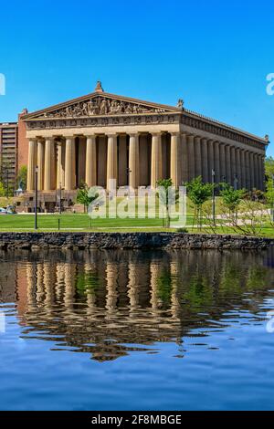 Parthenon côté droit avec des réflexions dans le lac Watauga, Nashville, Tennessee Banque D'Images