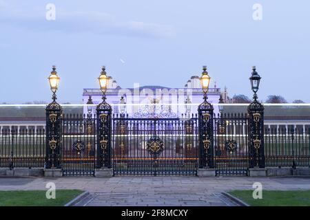 Vue de Greenwich Queen's House derrière la clôture en fer fermé la nuit à l'heure du printemps, ciel clair, Londres Banque D'Images