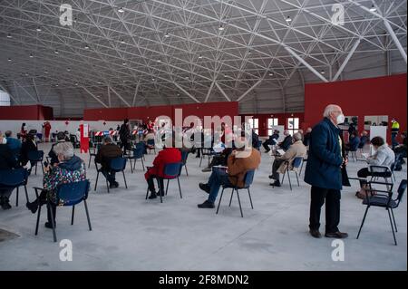 Catanzaro, Italie. 12 avril 2021. Les gens vus en étant assis à attendre leur tour. Au nouveau centre de vaccination Covid-19 du Trade Fair Centre (Ente Fiera) de Catanzaro Lido, près de 500 personnes âgées de 70 ans et plus, sans pathologies particulières, ont réservé leur place pour recevoir le vaccin AstraZeneca. Les membres de la Croix-Rouge italienne et de la protection civile aident les travailleurs sanitaires locaux en matière administrative et sanitaire à mettre en œuvre le programme de vaccination. (Photo de Valeria Ferraro /SOPA Images/Sipa USA) crédit: SIPA USA/Alay Live News Banque D'Images