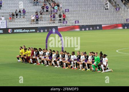 Orlando, États-Unis. 15 avril 2021. Arbitres, Orlando Pride et Gotham FC joueurs s'agenouillent pour le jeu de l'hymne national pendant le match de la coupe du défi entre Orlando Pride et Gotham FC au stade Exploria crédit: SPP Sport Press photo. /Alamy Live News Banque D'Images