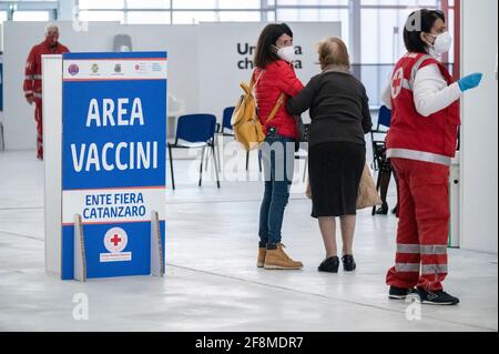 Une vieille femme vue avec un parent après la vaccination dans la zone d'observation au cours du premier jour de vaccination.au nouveau centre de vaccination Covid-19 du Centre des expositions (Ente Fiera) de Catanzaro Lido, près de 500 personnes âgées de 70 ans et plus, sans pathologies particulières, Places réservées pour recevoir le vaccin AstraZeneca. Les membres de la Croix-Rouge italienne et de la protection civile aident les travailleurs sanitaires locaux en matière administrative et sanitaire à mettre en œuvre le programme de vaccination. (Photo de Valeria Ferraro /SOPA Images/Sipa USA) Banque D'Images