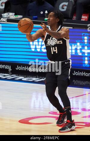 Terance Mann (14 ans), garde des Clippers, passe le ballon lors d'un match contre les pistons de Détroit dans la première moitié d'un match de la NBA, le dimanche 11 avril 2021, à Los Angeles. Les Clippers battent les pistons 131-124. (Austin Sosa/image du sport) Banque D'Images