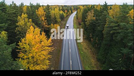 Camion sur une route couleur d'automne 01 Banque D'Images