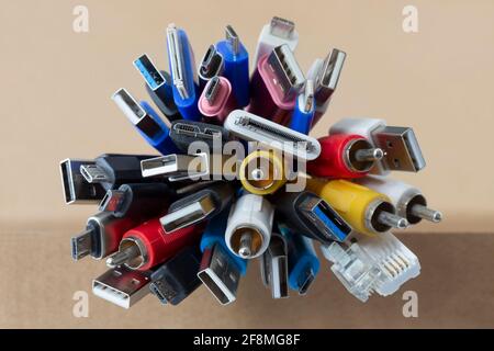 Heap beaucoup de câbles USB (Universal Serial bus) connecteurs fiches norme universelle pour ordinateur différents types de câbles et ports périphériques. Fermer u Banque D'Images