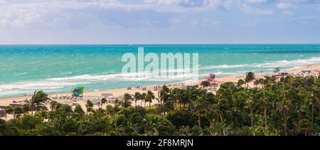 Vue aérienne de la plage et de l'eau bleu turquoise de l'océan lors d'une belle journée ensoleillée, South Beach, Miami, Floride, États-Unis
