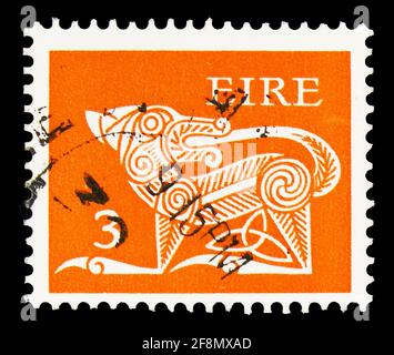 MOSCOU, RUSSIE - 30 SEPTEMBRE 2019 : le timbre-poste imprimé en Irlande montre chien stylisé, broche du VIIe siècle, série de l'art irlandais 1971-75, vers 197 Banque D'Images