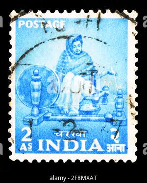 MOSCOU, RUSSIE - 30 SEPTEMBRE 2019: Timbre-poste imprimé en Inde montre usine de filature, plan quinquennal - 1er numéro (1955-58) série, vers 1955 Banque D'Images