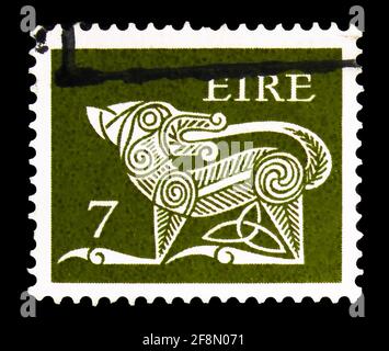 MOSCOU, RUSSIE - 30 SEPTEMBRE 2019 : le timbre-poste imprimé en Irlande montre chien stylisé, broche du VIIe siècle, série de l'art irlandais 1974-83, vers 197 Banque D'Images