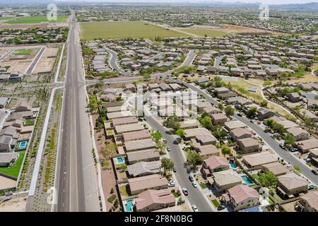 Paysage vue panoramique aérienne d'une colonie de banlieue aux États-Unis Avec des maisons individuelles la ville d'Avondale Arizona USA Banque D'Images
