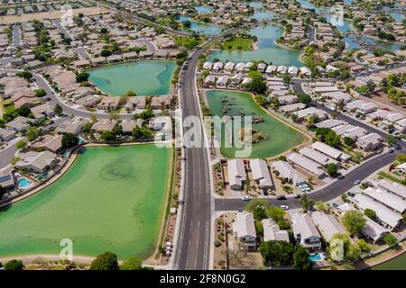 Vue panoramique sur les maisons de banlieue en résidence à une seule famille Région près de beaucoup de petit étang avec Avondale ville Arizona US Banque D'Images