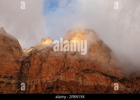 La lumière du soleil matinale met en évidence la sentinelle tandis que les nuages se délaissent dans le Zion Canyon, dans le parc national de Zion, dans l'Utah Banque D'Images