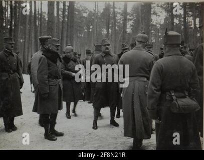 Le commandant du maréchal général allemand Ostemian Prince Léopold de Bavière invente les troupes viennoises de la division d'infanterie de 25. Banque D'Images