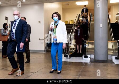 Sénateur américain Dianne Feinstein (D-CA) à pied près du métro du Sénat. Banque D'Images