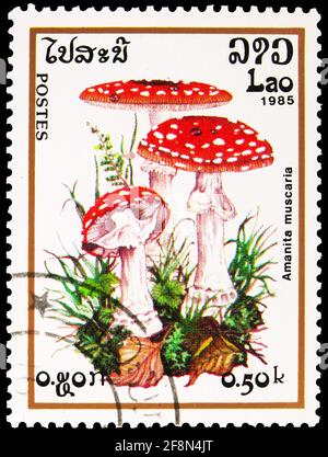 MOSCOU, RUSSIE - 30 SEPTEMBRE 2019: Timbre-poste imprimé au Laos montre Amanita muscaria, série de champignons, vers 1985 Banque D'Images