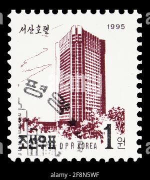 MOSCOU, RUSSIE - 4 OCTOBRE 2019: Timbre-poste imprimé en Corée montre Sosan Hotel, série des bâtiments, 1 North Korean chon, vers 1995 Banque D'Images