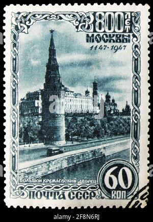 MOSCOU, RUSSIE - 30 SEPTEMBRE 2019 : le timbre-poste imprimé en Union soviétique (Russie) montre la Tour Troitskaya et le Palais du Grand Kremlin, 800e anniversaire Banque D'Images