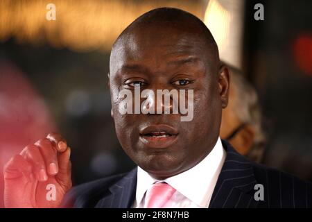 New York, États-Unis. 14 avril 2021. Le procureur Ben Crump, qui représente la famille de Daunte Wright, prend la parole lors d'une conférence de presse à Midtown Manhattan lors de la convention du réseau national d'action. Sont présents les mères d'hommes tués par la police. Lesley McSpaden, mère de Michael Brown, Gwen Carr, mère d'Eric Garner, Sybrina Fulton, mère de Trayvon Martin et Sequette Clark, mère de Stephon Clark. (Photo de J Lamparski/SOPA Images/Sipa USA) crédit: SIPA USA/Alay Live News Banque D'Images