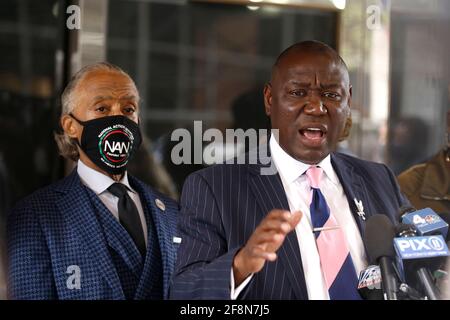 New York, États-Unis. 14 avril 2021. Le procureur Ben Crump, qui représente la famille de Daunte Wright, prend la parole lors d'une conférence de presse à Midtown Manhattan lors de la convention du réseau national d'action. Sont présents les mères d'hommes tués par la police. Lesley McSpaden, mère de Michael Brown, Gwen Carr, mère d'Eric Garner, Sybrina Fulton, mère de Trayvon Martin et Sequette Clark, mère de Stephon Clark. (Photo de J Lamparski/SOPA Images/Sipa USA) crédit: SIPA USA/Alay Live News Banque D'Images