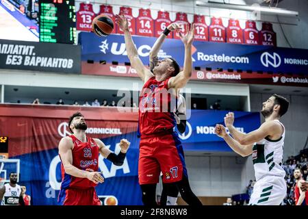 Moscou, Russie. 14 avril 2021. Johannes Voigtmann, #17 de CSKA Moscou en action pendant la Turkish Airlines EuroLeague Round 25 de la saison 2020-2021 entre CSKA Moscou et Panathinaikos OPAP Athènes à la Megasport Arena.final Score; CSKA Moscou 93:86 Panathinaikos OPAP Athènes. Crédit : SOPA Images Limited/Alamy Live News Banque D'Images