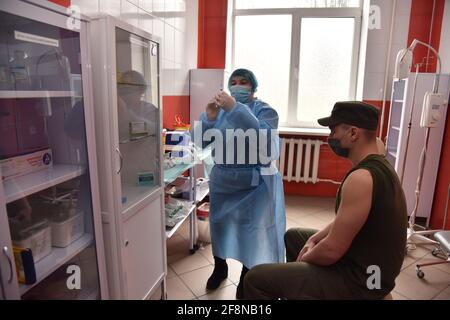 Lviv, Ukraine. 14 avril 2021. Un agent de santé se prépare à vacciner une dose du vaccin AstraZeneca contre le coronavirus en Ukraine. Aujourd'hui, les travailleurs médicaux, les personnes d'âge respectable, les travailleurs sociaux, les militaires, ceux qui fournissent le travail de la ville, les personnalités publiques sont vaccinés. En avril 14, 403,556 vaccins ont été administrés contre le coronavirus en Ukraine. Crédit : SOPA Images Limited/Alamy Live News Banque D'Images