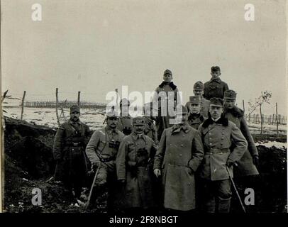 Field Marshall leewant Hofmann dans l'inspection des positions. . Banque D'Images