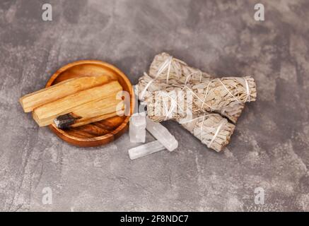 Kit de taches pour les pratiques spirituelles avec des éléments naturels. Cristaux Banque D'Images