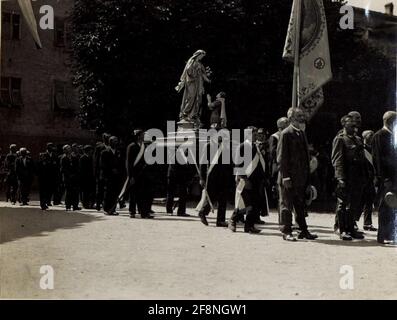 Procession pour apporter des conditions météorologiques bon marché pour la récolte sous la participation des officiers selon les étapes - objection de commandement des stations. . Banque D'Images