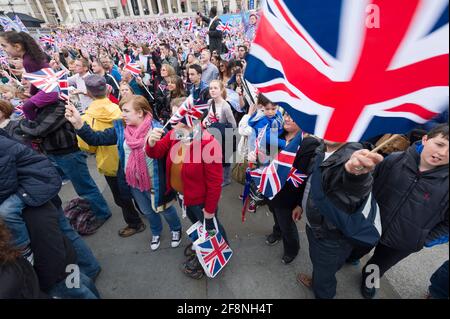 Une grande foule de personnes se sont rassemblées à Trafalgar Square pour regarder une télévision géante montrant son Altesse Royale la reine Elizabeth II, célébrations du Jubilé de diamant. Trafalgar Square, Londres, Royaume-Uni. 5 juin 2012 Banque D'Images