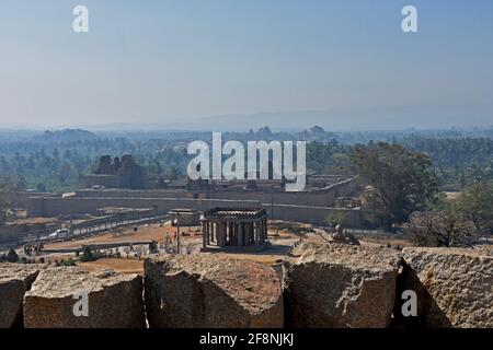 Vue depuis la statue de Ganesha, l'architecture ancienne de l'empire Vijayanagara du XIVe siècle à Hampi est un site classé au patrimoine mondial de l'UNESCO Banque D'Images