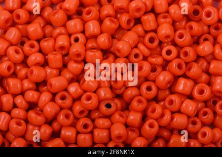 Perles rouges sur fond blanc arrière-plan gros plan, macro, faire collier de perles Banque D'Images