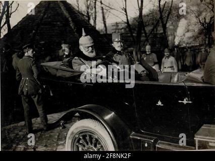 Le roi de Bavière ; Ludwig III., visite du Commando du Groupe Heeres à Sighişoara (Schässburg, Segesvar), 7.11.1916 Archiduke Karl fut à partir de juin 1916, commandant supérieur d'une sous-section du Front oriental et commanda plusieurs armées entre Brody et les Carpates. Dans le cadre de ce commandant, Archduke Karl a inspecté ses unités associées. Banque D'Images