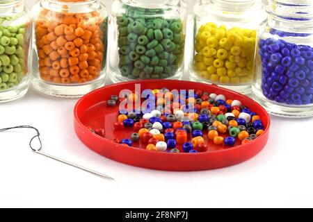 Perles de couleur avec aiguille perles en bouteille utilisées dans la finition vêtements de mode faire collier de perles, perles pour femmes de la mode, perles crochet quotidien perles Banque D'Images