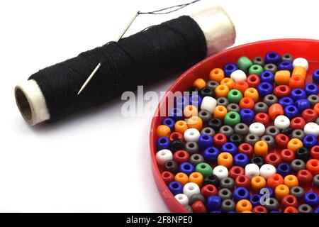 Perles de couleur avec aiguille utilisé dans la finition des vêtements de mode faire collier de perles, perles pour femmes de la mode, perles crochet quotidien perles Banque D'Images