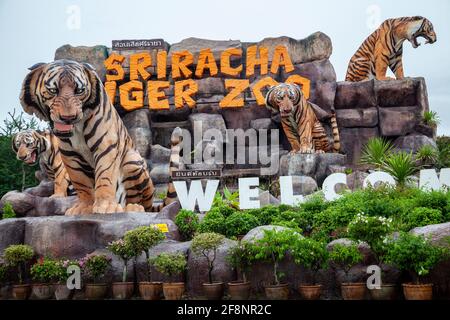 Vue sur le panneau à l'entrée du zoo de tigres de Sriracha en Thaïlande. Banque D'Images