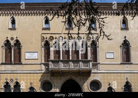 Palazzo Romanin Jasur sous la lumière du soleil et un ciel bleu à Padoue, Italie Banque D'Images