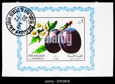 MOSCOU, RUSSIE - 5 OCTOBRE 2019: Timbre-poste imprimé à Sharjah montre Plum, série de fruits, vers 1972 Banque D'Images