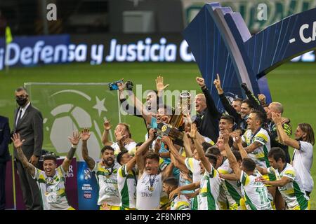 Defensa y Justicia celbrate après avoir remporté le match de football Recopa Sul-Americano 2021 final (également connu en espagnol sous le nom de Recopa Sud-Americano) entre Palmeiras du Brésil et Defensa y Justicia de l'Argentine à l'Estadio Mane Garrincha à Brasilia, au Brésil, le 14 avril 2021. Palmeiras a remporté le premier tronçon 1-2 à Buenos Aires mercredi dernier 7 avril 2021. Le jeu a été joué à Brasilia comme tous les sports actuellement suspendu dans l'état de Sao Paulo que l'état est dans "état d'urgence" concernant Covid 19. Crédit: SPP Sport presse photo. /Alamy Live News Banque D'Images