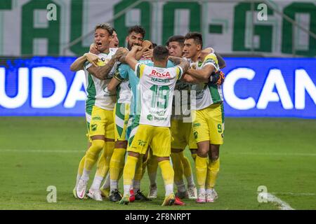 Defensa y Justicia celbrate après avoir remporté le match de football Recopa Sul-Americano 2021 final (également connu en espagnol sous le nom de Recopa Sud-Americano) entre Palmeiras du Brésil et Defensa y Justicia de l'Argentine à l'Estadio Mane Garrincha à Brasilia, au Brésil, le 14 avril 2021. Palmeiras a remporté le premier tronçon 1-2 à Buenos Aires mercredi dernier 7 avril 2021. Le jeu a été joué à Brasilia comme tous les sports actuellement suspendu dans l'état de Sao Paulo que l'état est dans "état d'urgence" concernant Covid 19. Crédit: SPP Sport presse photo. /Alamy Live News Banque D'Images