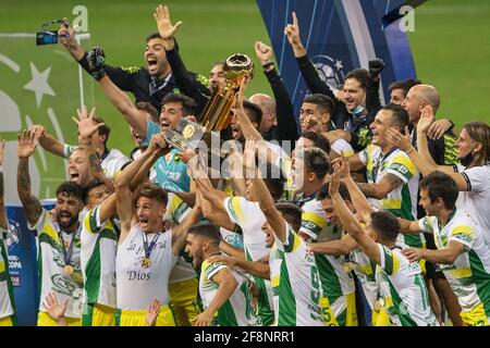 Defensa y Justicia celbrate après avoir remporté le match de football Recopa Sul-Americano 2021 final (également connu en espagnol sous le nom de Recopa Sud-Americano) entre Palmeiras du Brésil et Defensa y Justicia de l'Argentine à l'Estadio Mane Garrincha à Brasilia, au Brésil, le 14 avril 2021. Palmeiras a remporté le premier tronçon 1-2 à Buenos Aires mercredi dernier 7 avril 2021. Le jeu a été joué à Brasilia comme tous les sports actuellement suspendu dans l'état de Sao Paulo que l'état est dans "état d'urgence" concernant Covid 19. Crédit: SPP Sport presse photo. /Alamy Live News Banque D'Images