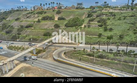 Expressway Costa Verde, au sommet du quartier de San Isidro dans la ville de Lima, passerelle piétonne, Lima - Perú Banque D'Images