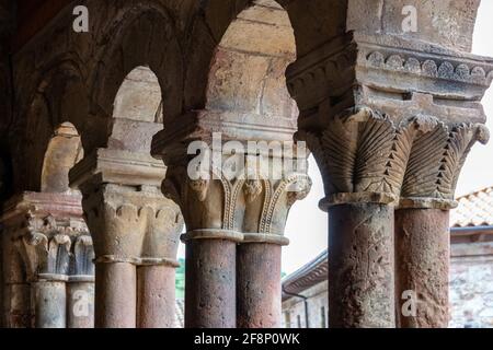 Anciennes colonnes de l'église romane de San Esteban Protomartir, Pineda de la Sierra, Burgos Banque D'Images