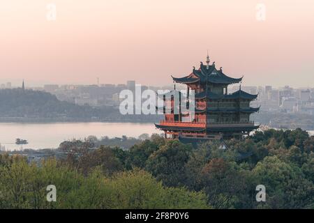 Coucher de soleil sur le Pavillon de Dieu de la ville à Hangzhou, en Chine Banque D'Images