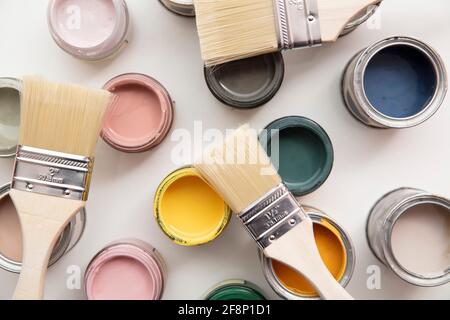 Vue en hauteur d'un pinceau à peindre avec échantillon coloré pots de peinture Banque D'Images
