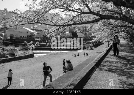 Un après-midi ensoleillé avec de nombreuses activités de plein air près de Kyomachi, Beppu, Japon Banque D'Images