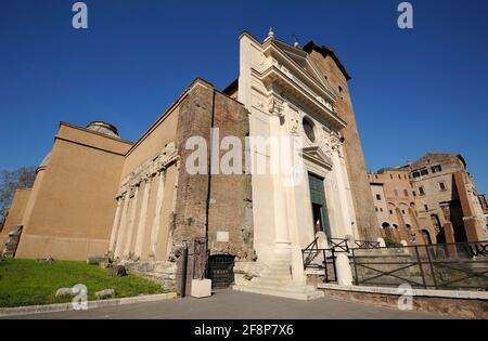 Italie, Rome, église de San Nicola à Carcere avec les colonnes romaines du temple de Spes al Foro Olitorio Banque D'Images